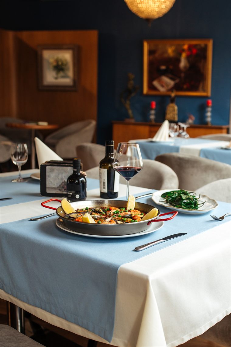 Dinner served at the water’s edge